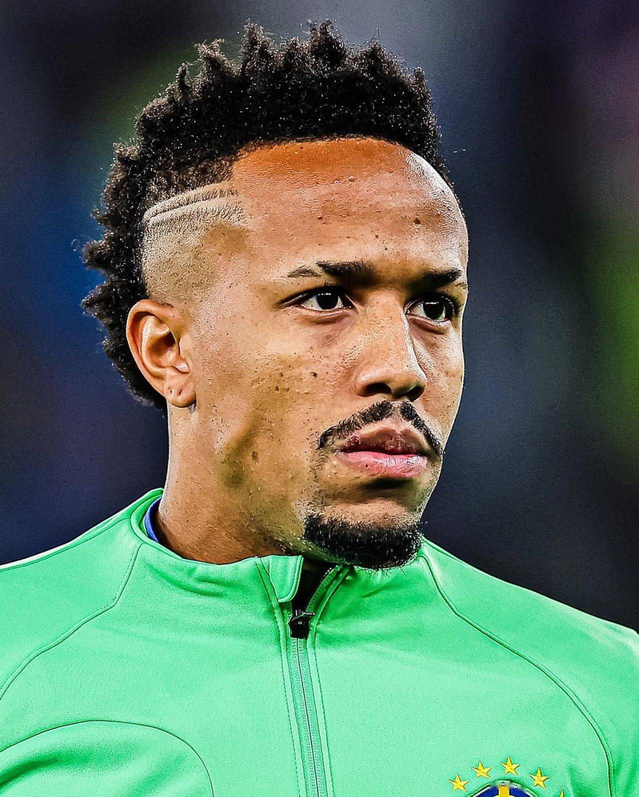 包含里昂中场技术出色，切入、传球皆具威胁性的词条