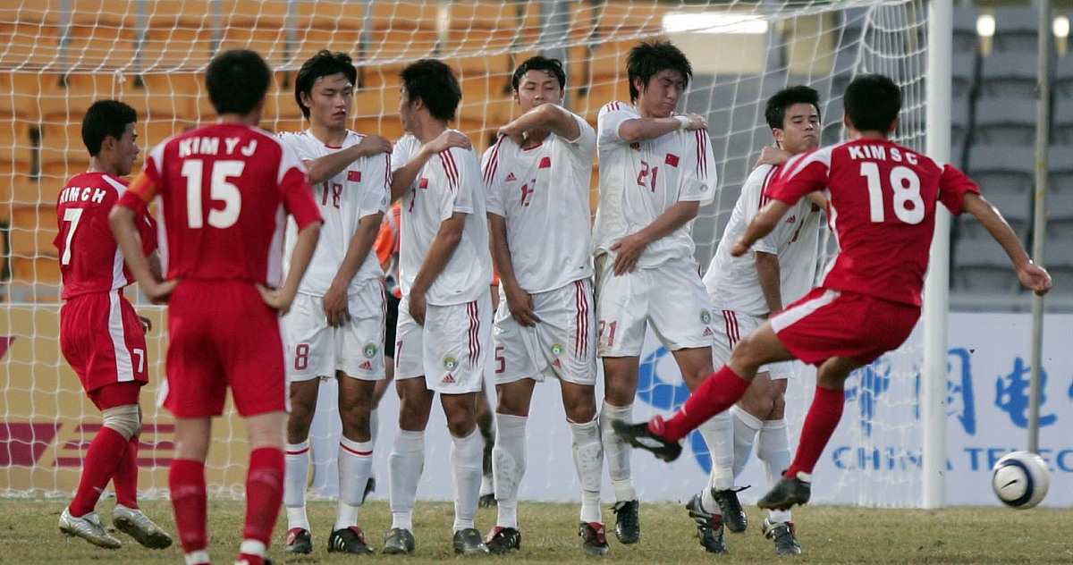 国内足球比赛再掀高潮,球员斗志昂扬备战的简单介绍 国内足球比赛再掀高潮,球员斗志昂扬备战的简单介绍