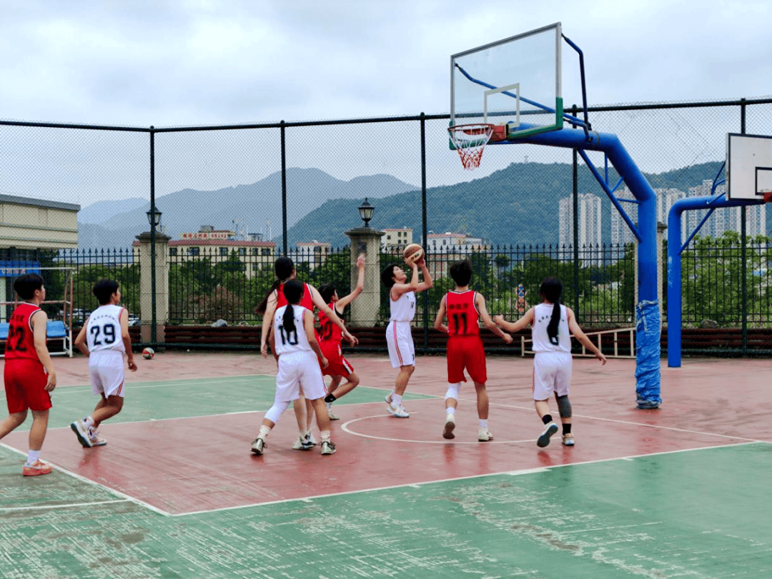 爱游戏官网-青少年篮球校园联赛开始，激发热情的简单介绍