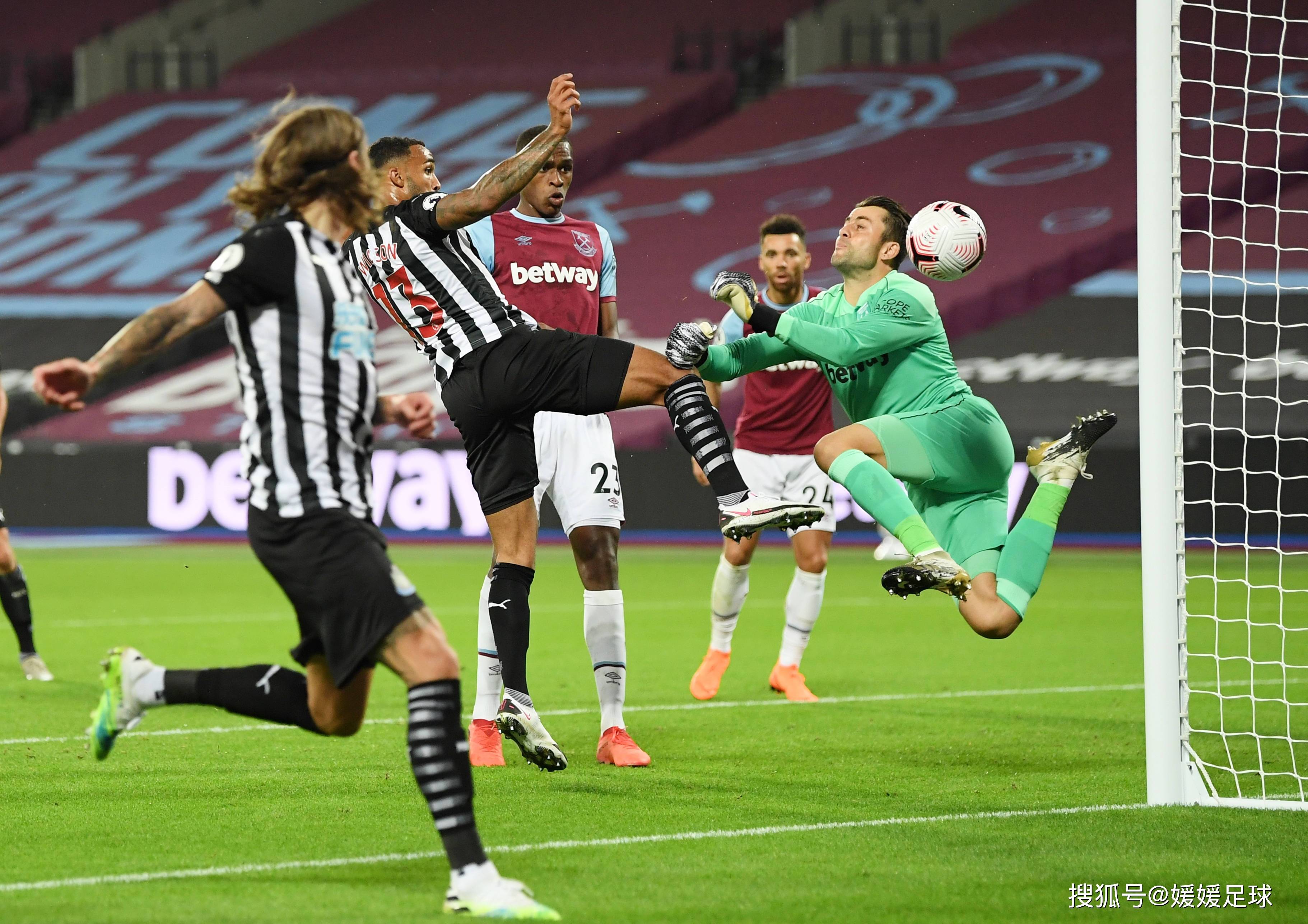 足球赛场惊现绝杀一幕,助力球队逆袭成功 足球赛场惊现绝杀一幕,助力球队逆袭成功