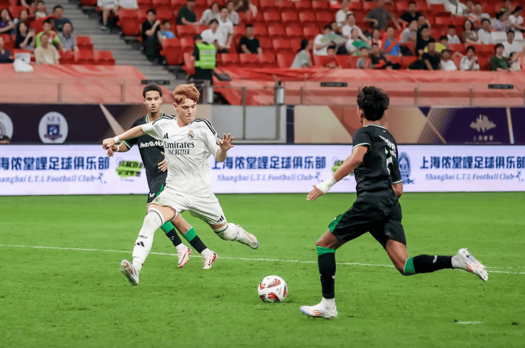 足球冠军杯淘汰赛中展现拼搏精神，燃烧激情争胜的简单介绍