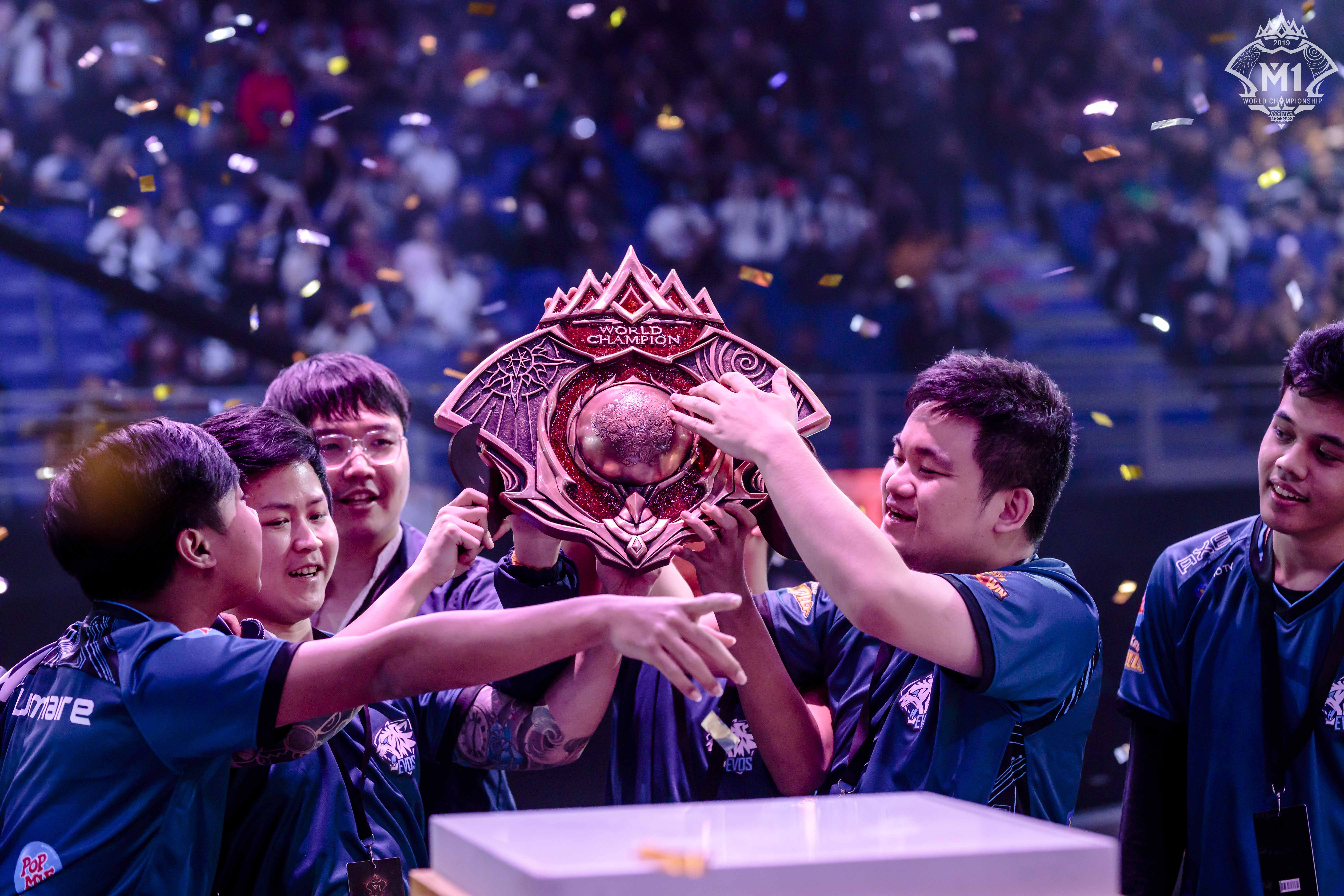 包含双方激战正酣，球队准备在赛季末夺得胜利的词条