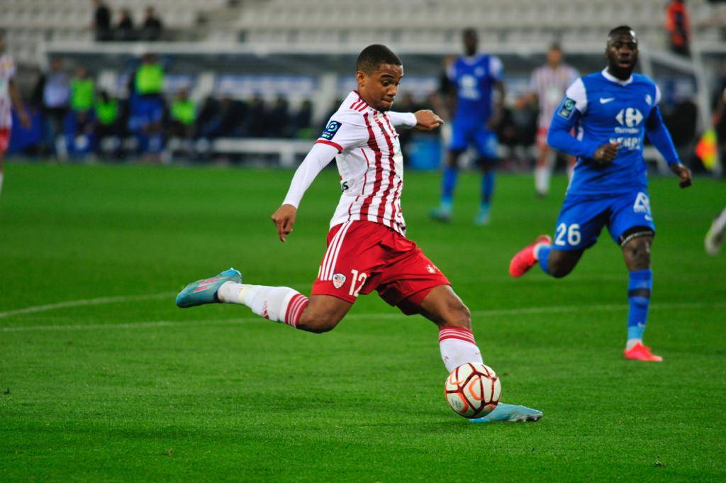 爱游戏在线-阿雅克肖取得胜利，成功进军法甲升班马主场击败亚眠的简单介绍