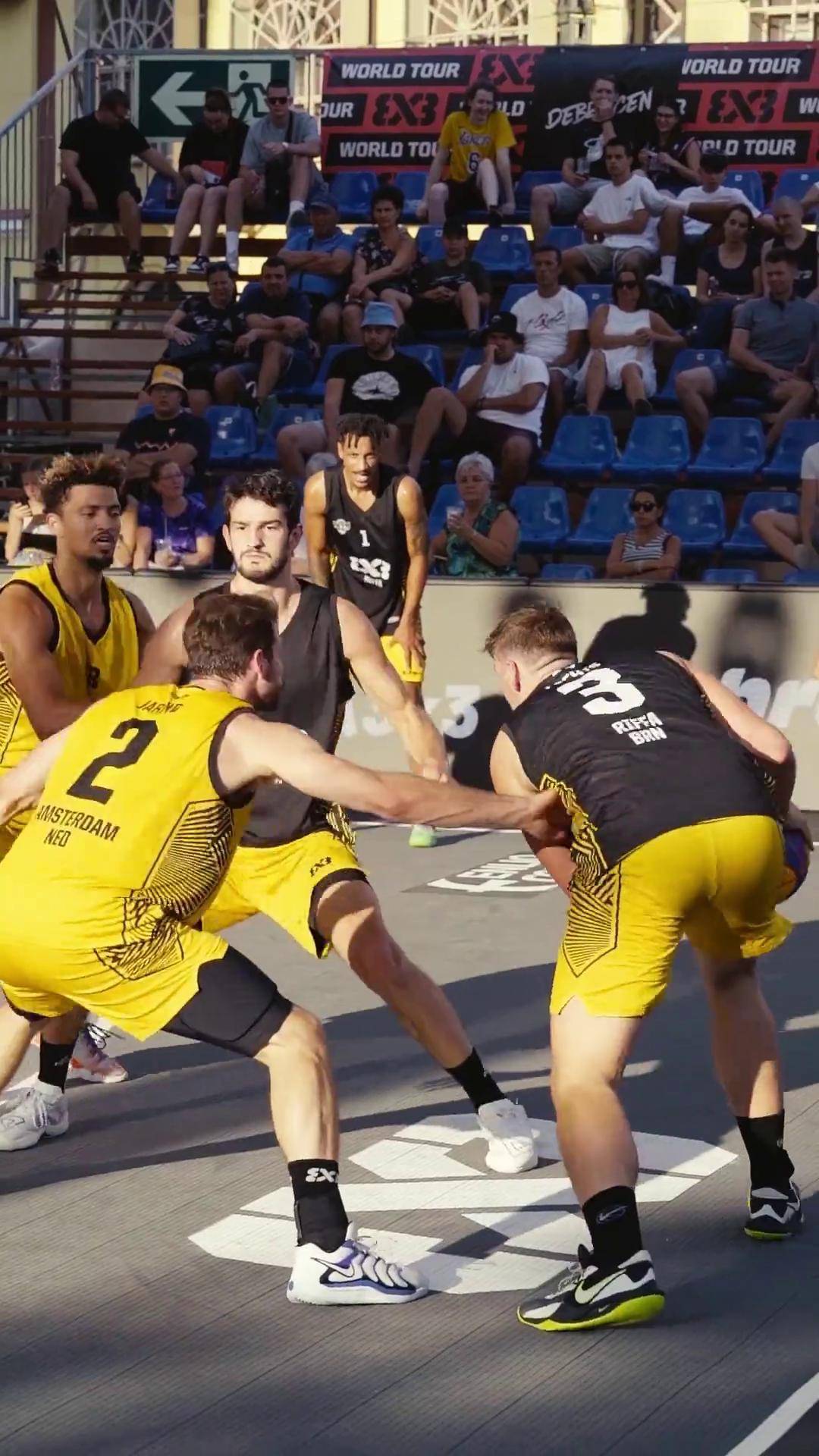 篮球比赛激烈的竞争让人目不暇接