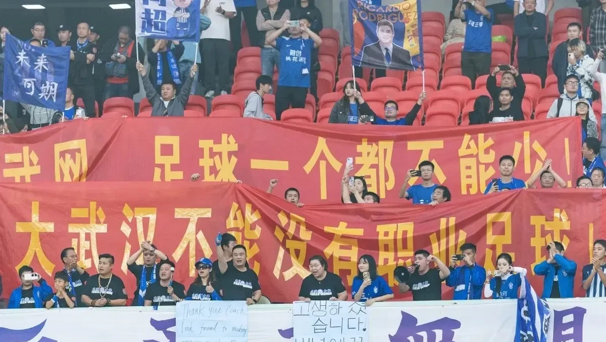 爱游戏-包含足球盛宴陆续上演，球迷热情高涨的词条