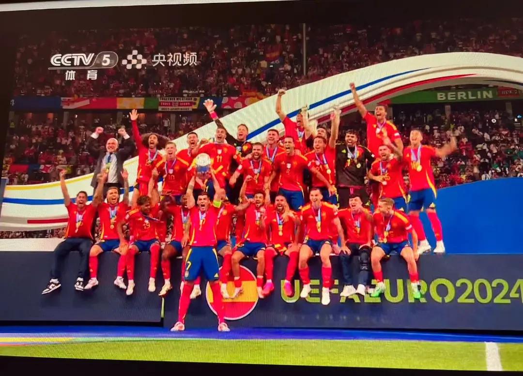 西班牙四球大胜德国，卫冕冠军表现抢眼的简单介绍