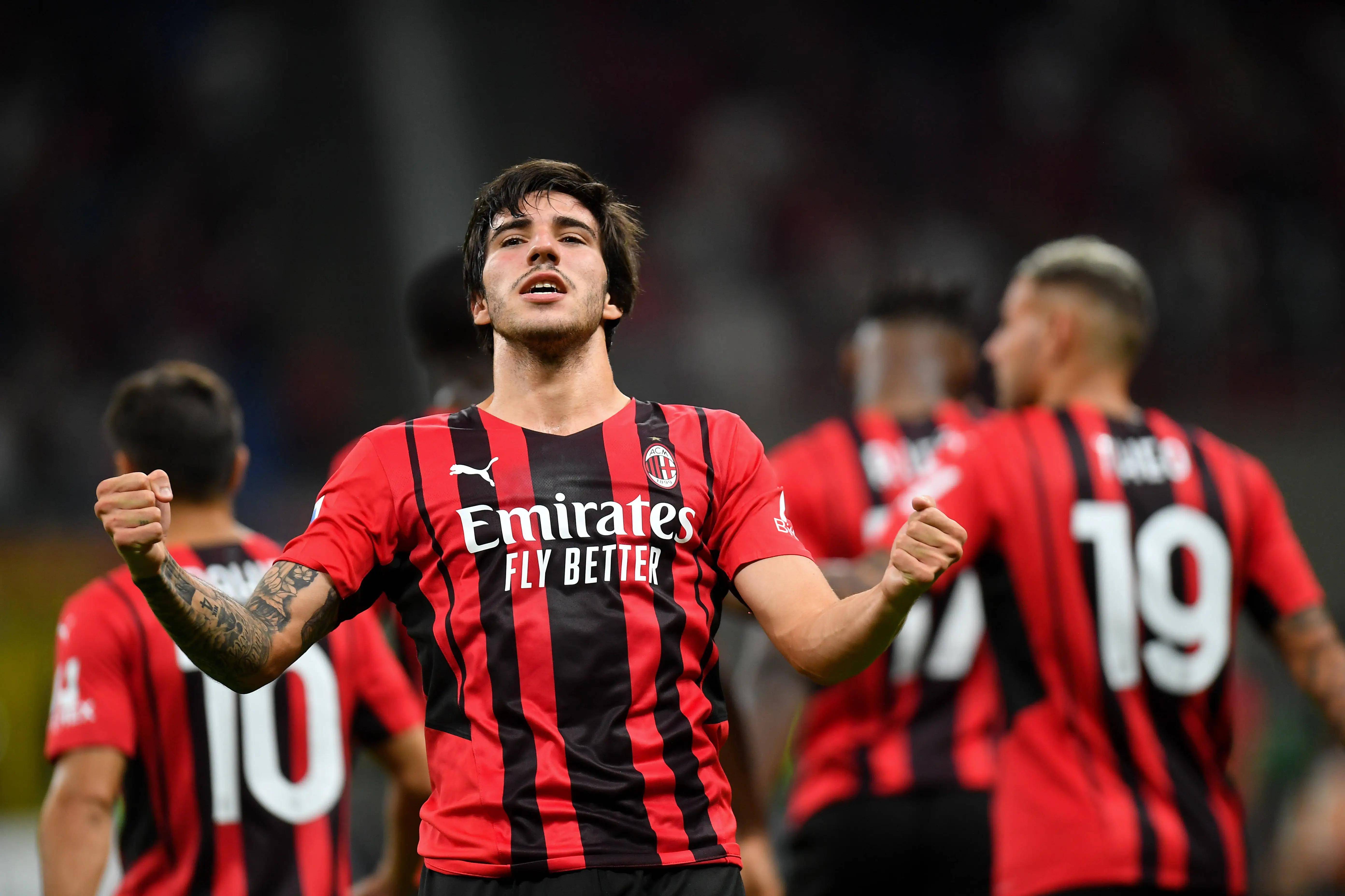 爱游戏官方-AC米兰球员在法甲比赛中发挥出色