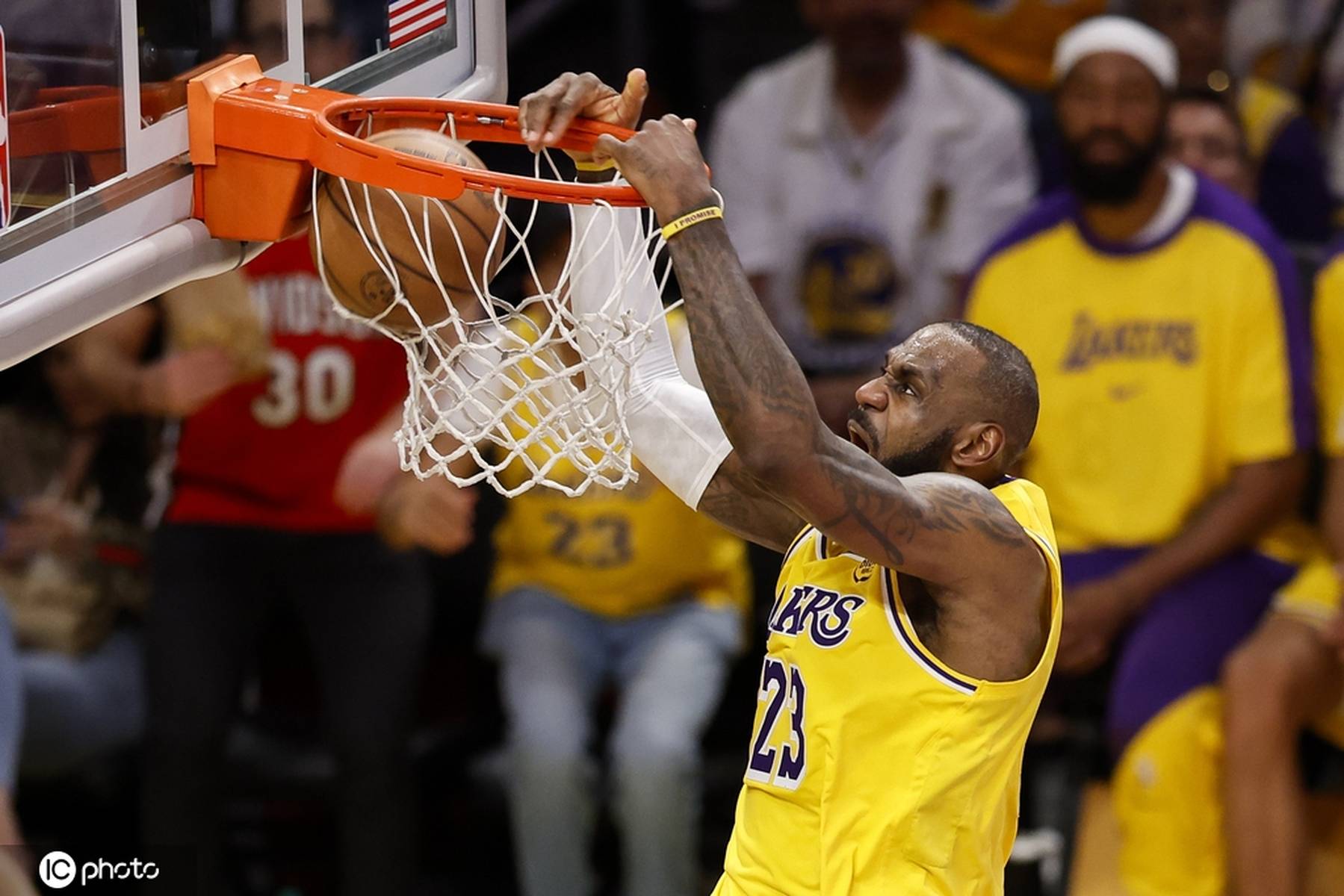 湖人抱团取胜勇士，全员发威保持不败的简单介绍