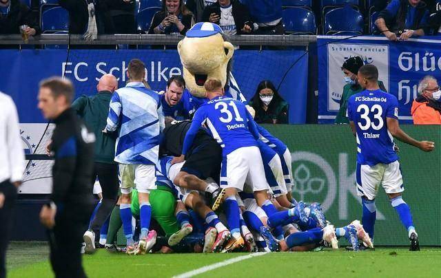 包含沙尔克队客场爆冷,绝杀对手夺得胜利的词条 包含沙尔克队客场爆冷,绝杀对手夺得胜利的词条