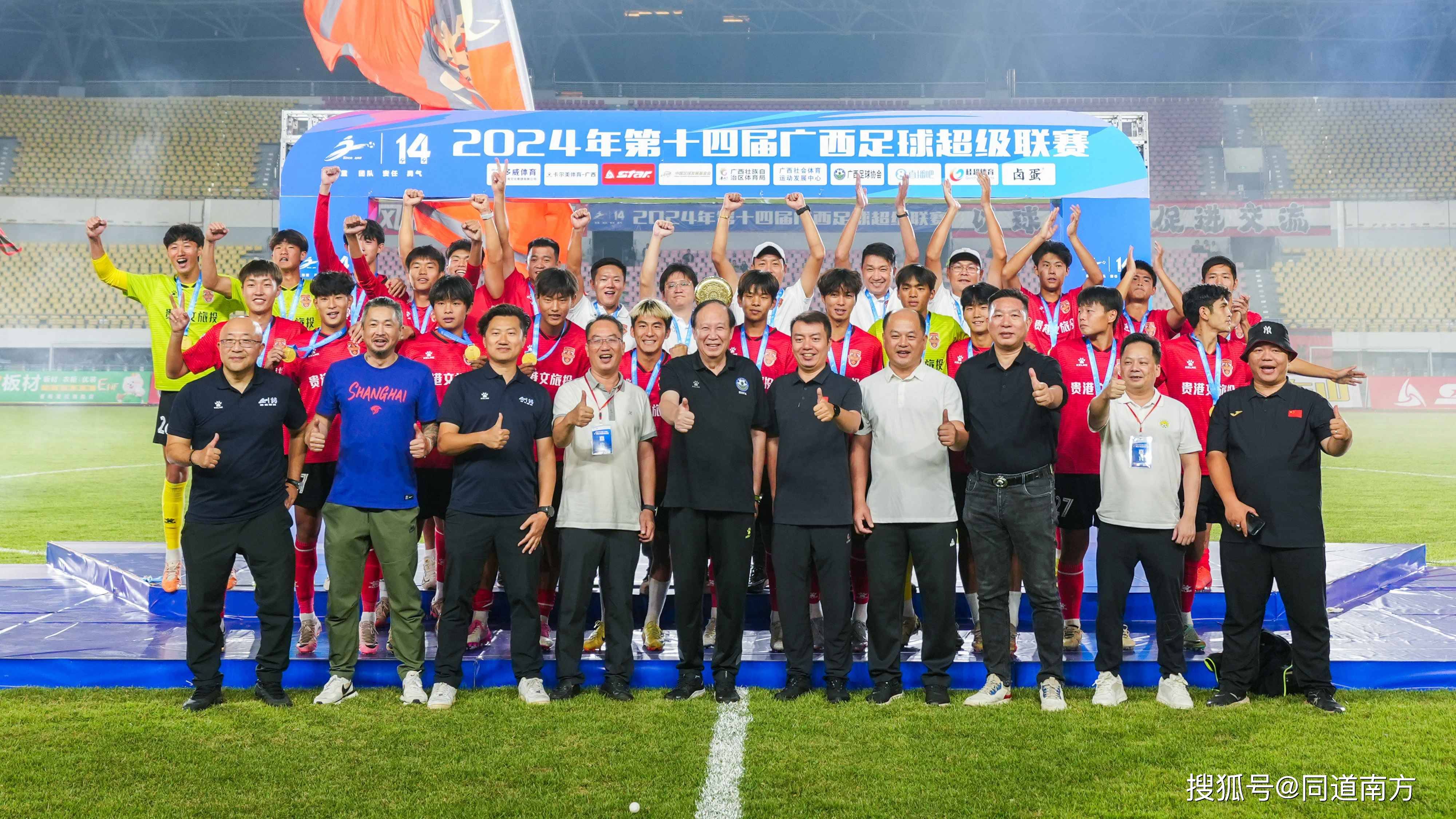 爱游戏体育-热议中国足球联赛球员表现，赛场上勇擒对手的简单介绍