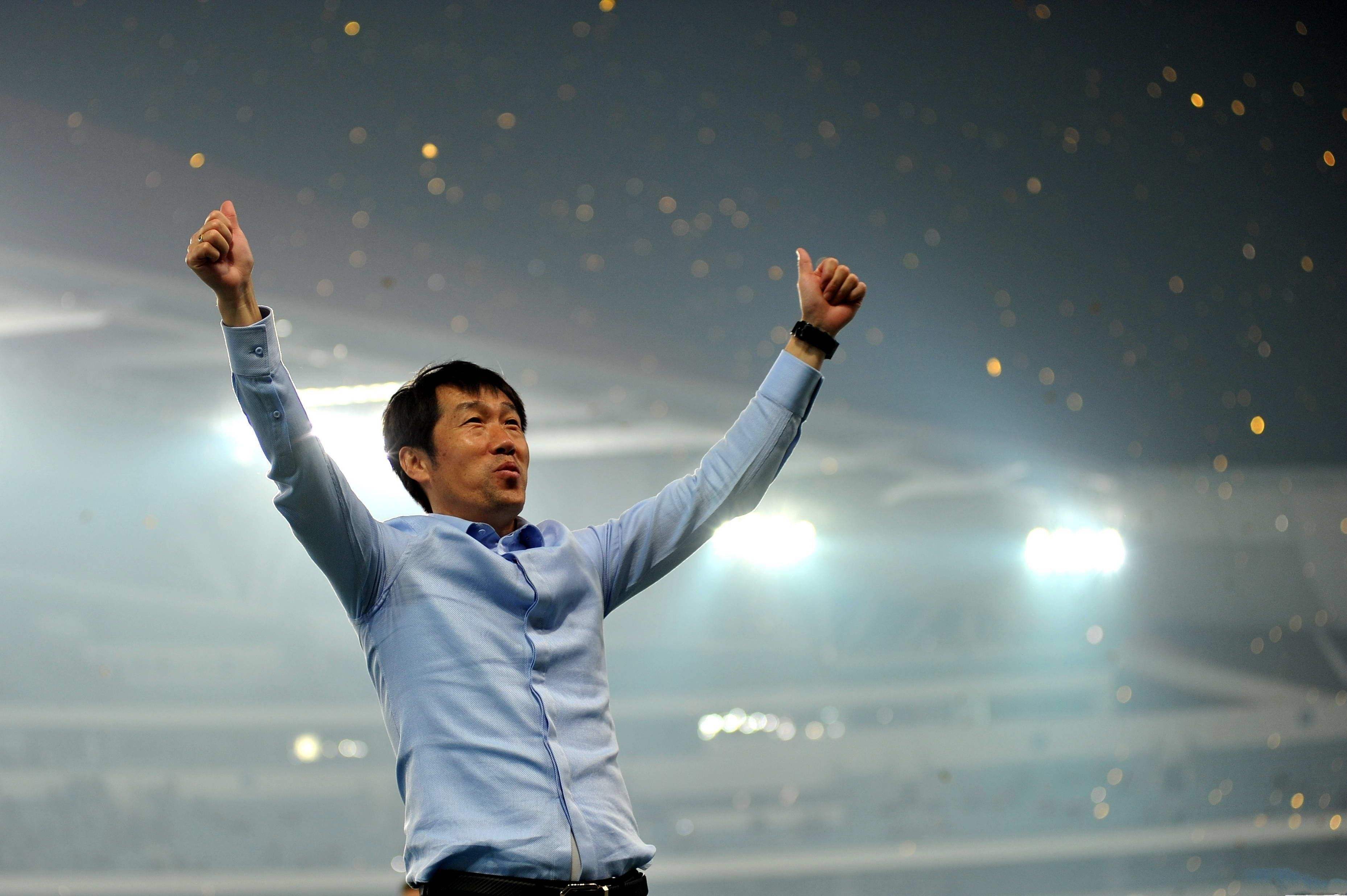 爱游戏大厅-足球比赛中球员们的高能发挥