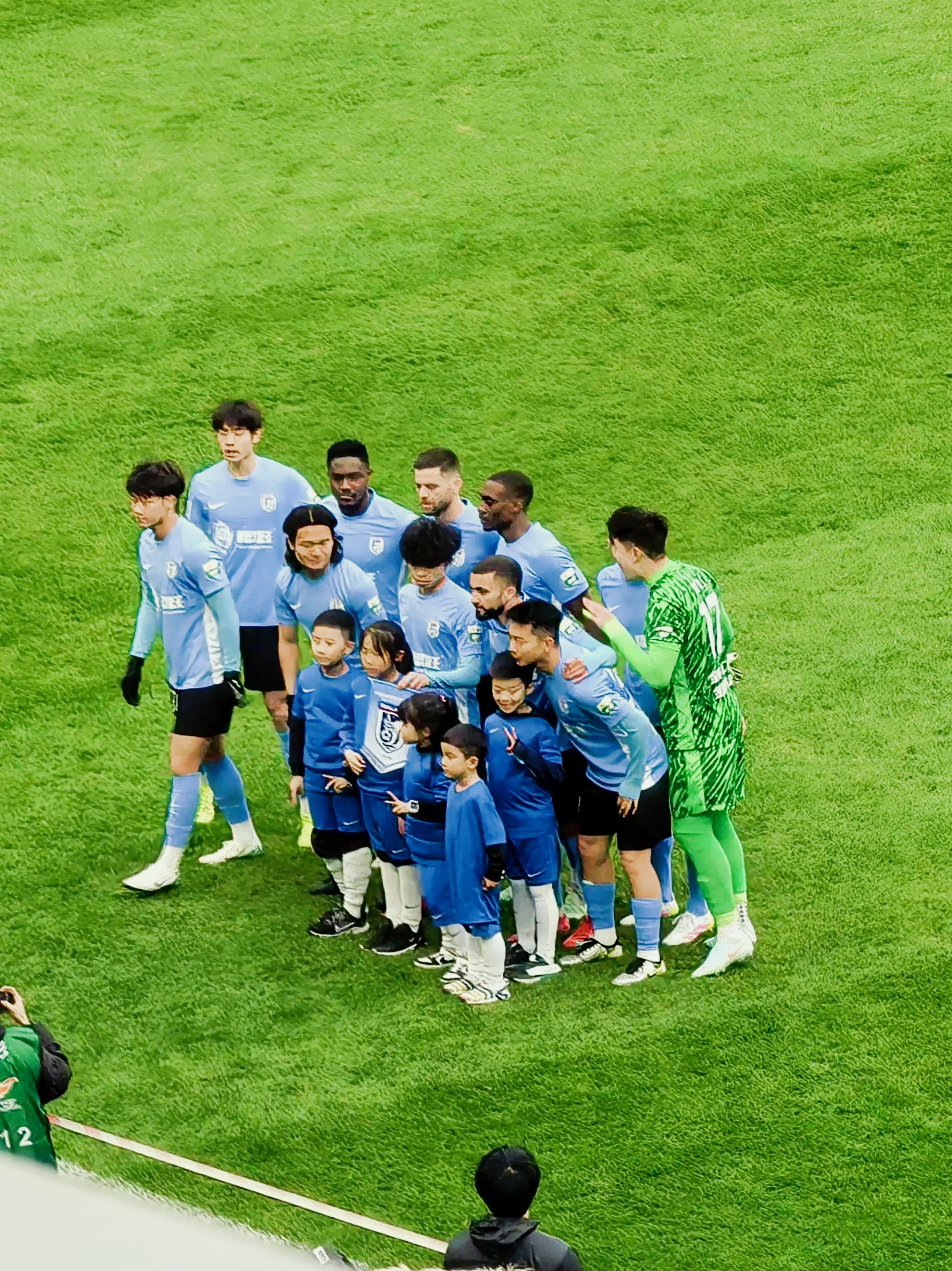 足球比赛中球员们的高能发挥 足球比赛中球员们的高能发挥