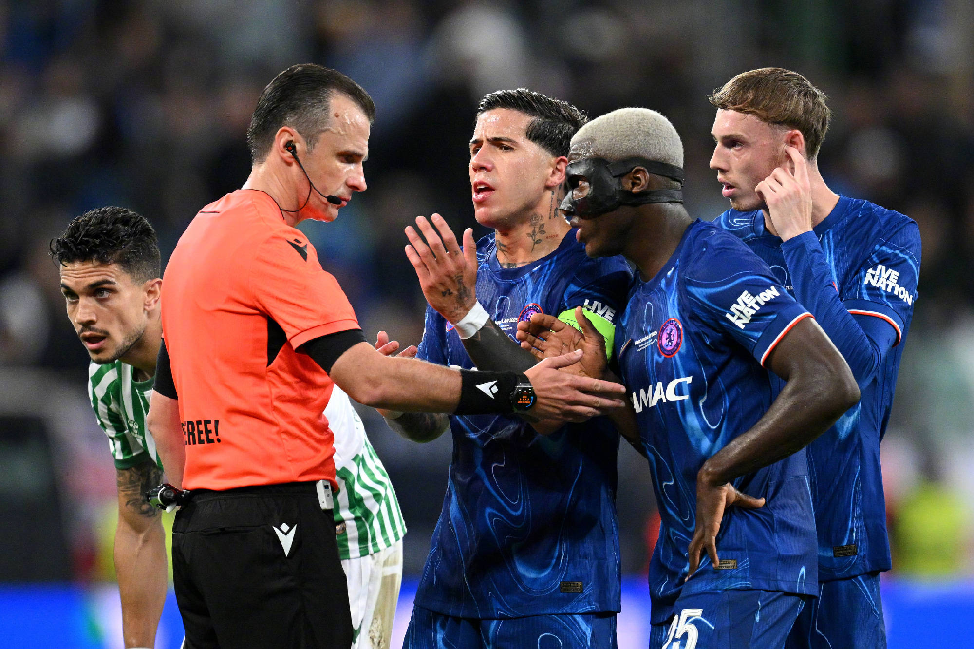 爱游戏娱乐-切尔西球队备战欧洲比赛，蓝军士气高涨的简单介绍