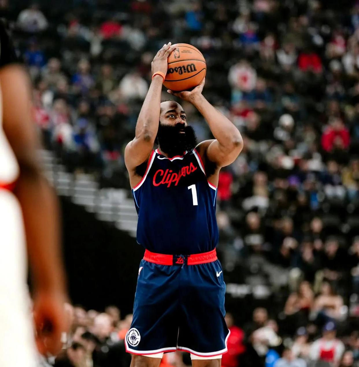 NBA季后赛：小牛惊险击败湖人晋级下一轮的简单介绍