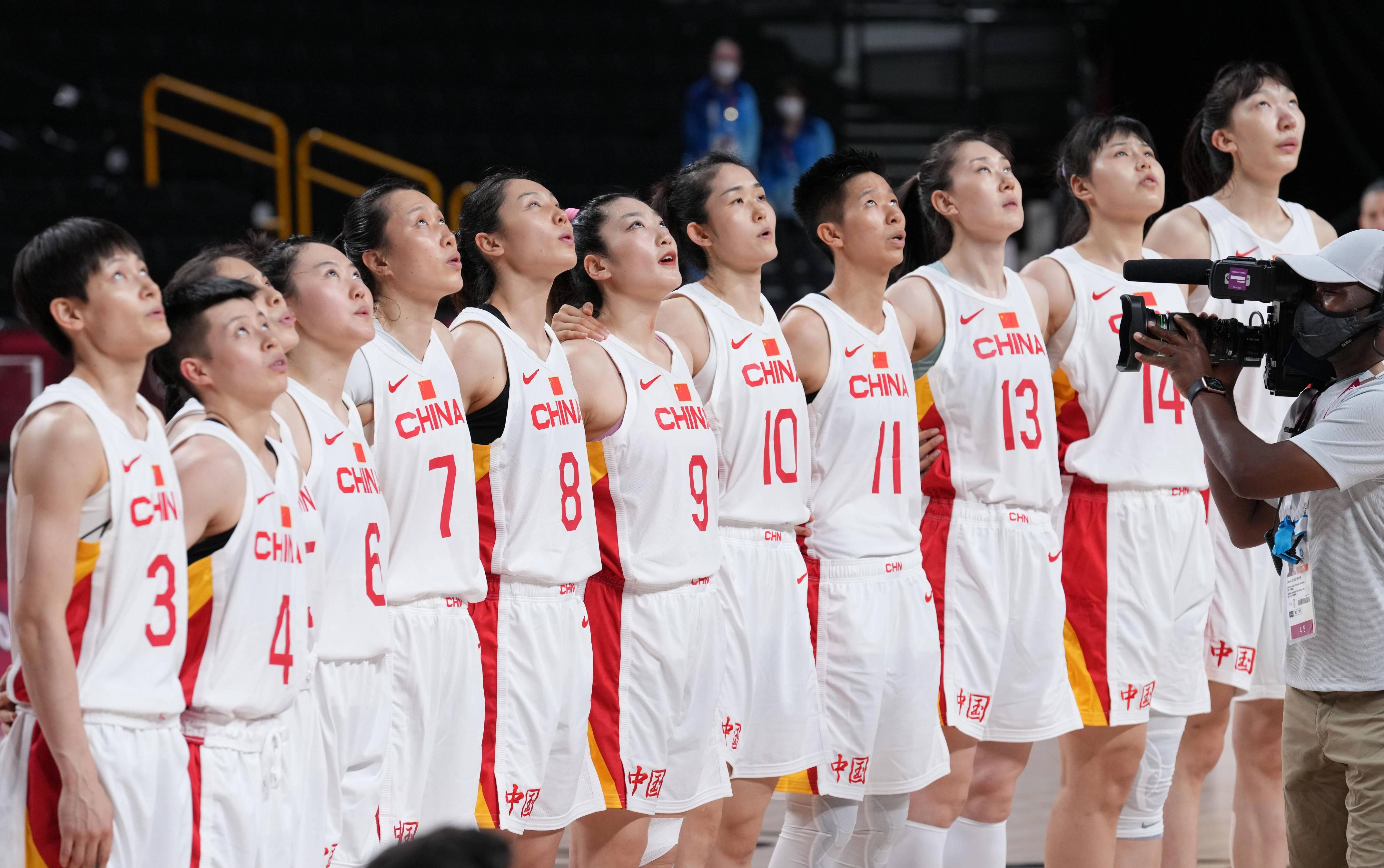 篮球队新人展现出色表现,备受瞩目 篮球队新人展现出色表现,备受瞩目