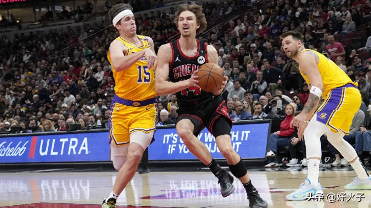 西蒙斯突破上篮得手,人击败公牛 西蒙斯突破上篮得手,人击败公牛