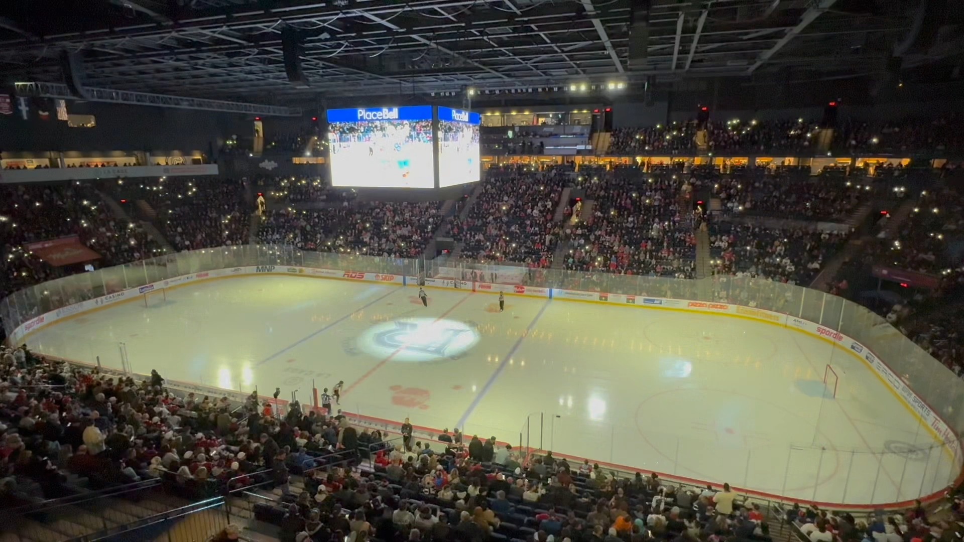 激烈对抗引发赛场上一片火热氛围的简单介绍 激烈对抗引发赛场上一片火热氛围的简单介绍