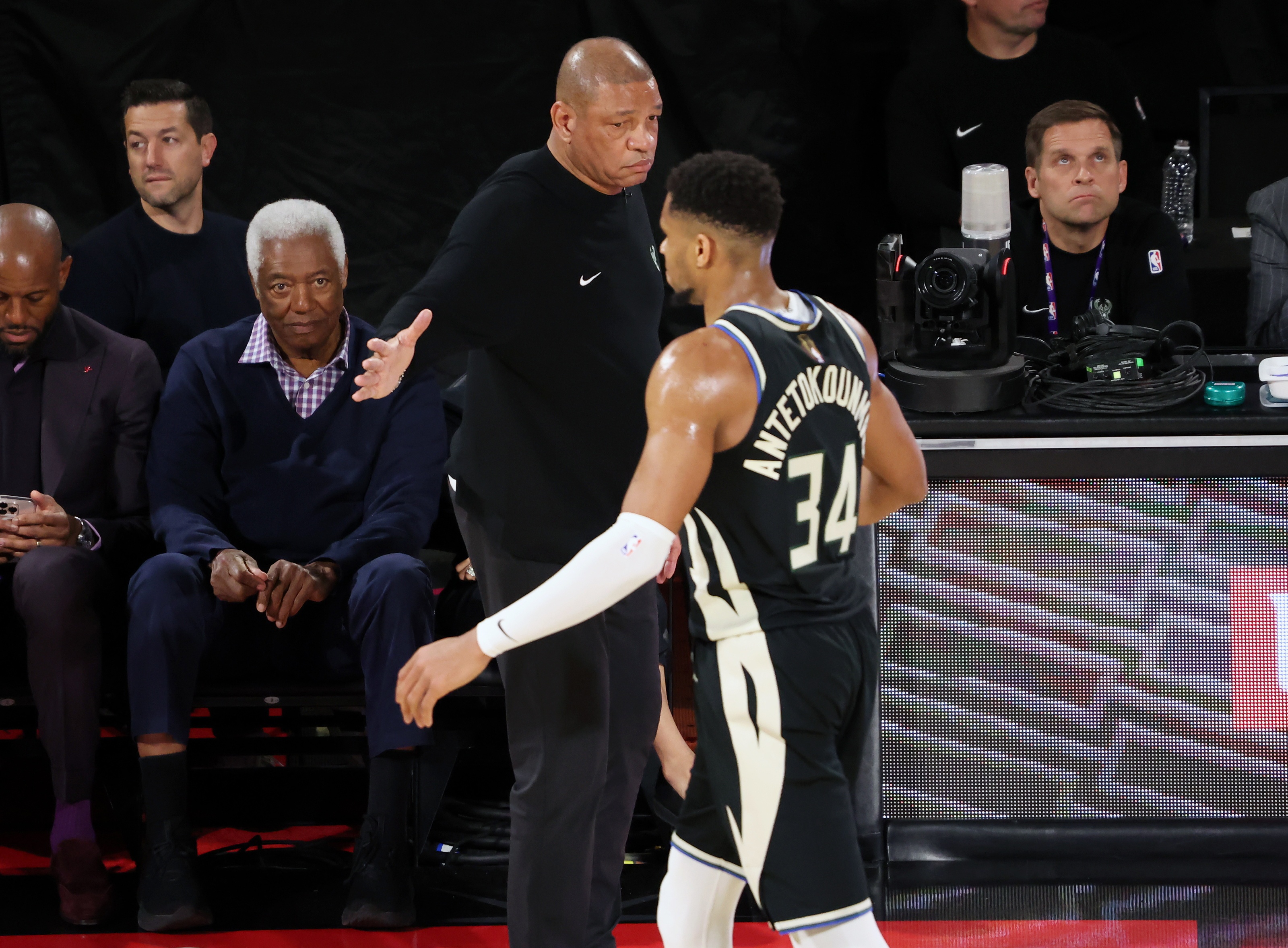 包含雄鹿轻取热火，字母哥再次包揽+表现的词条