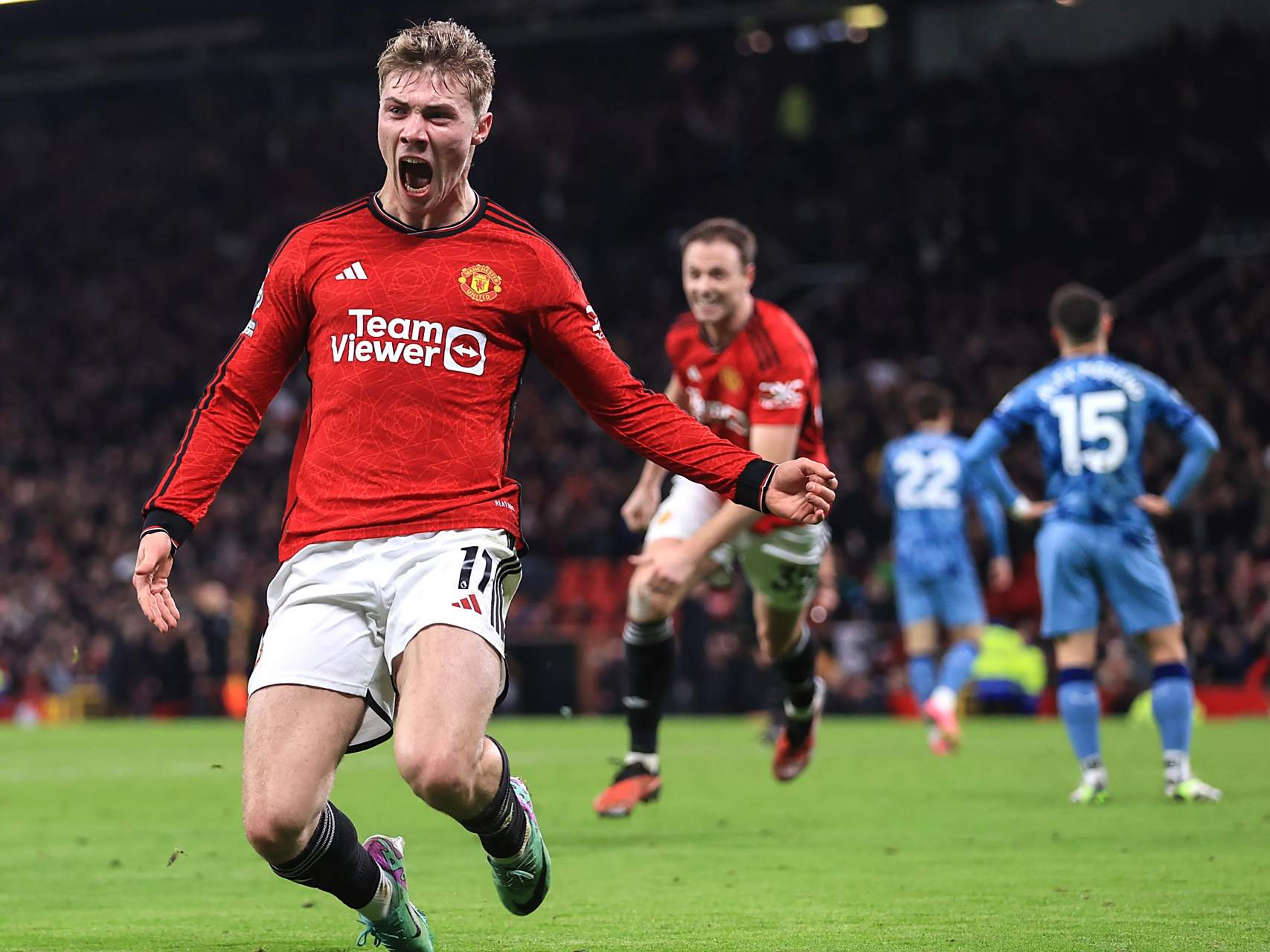 爱游戏在线-激动人心的英超比赛引领观众目光