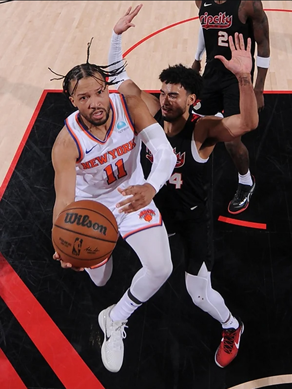 爱游戏tv-尼克斯惨遭开拓者横扫，西部强队凶猛