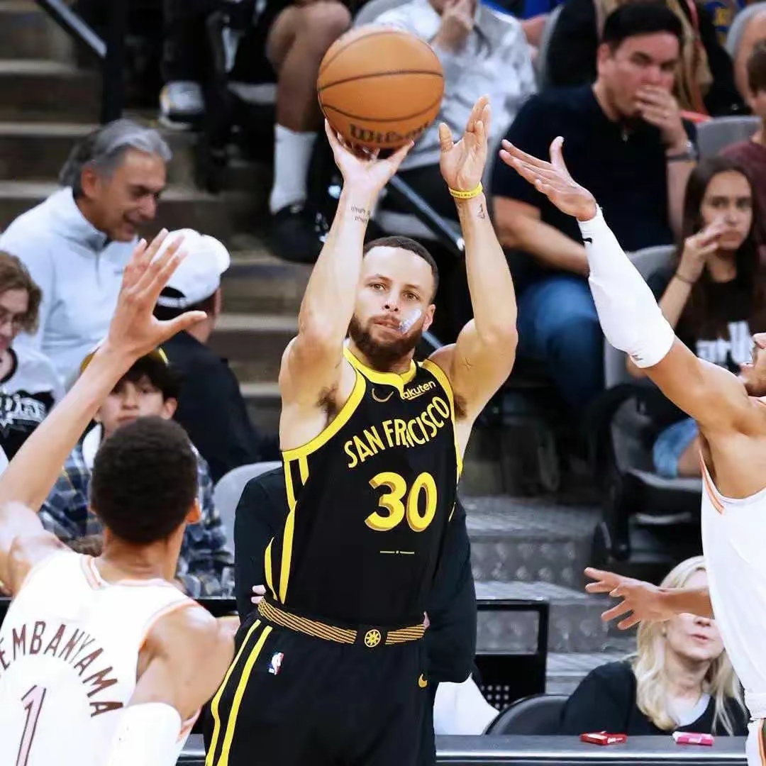 爱游戏娱乐-勇士战胜马刺，库里独得26分