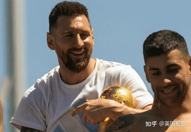 足球惊险逆转取胜,粉丝狂欢不已的简单介绍 足球惊险逆转取胜,粉丝狂欢不已的简单介绍