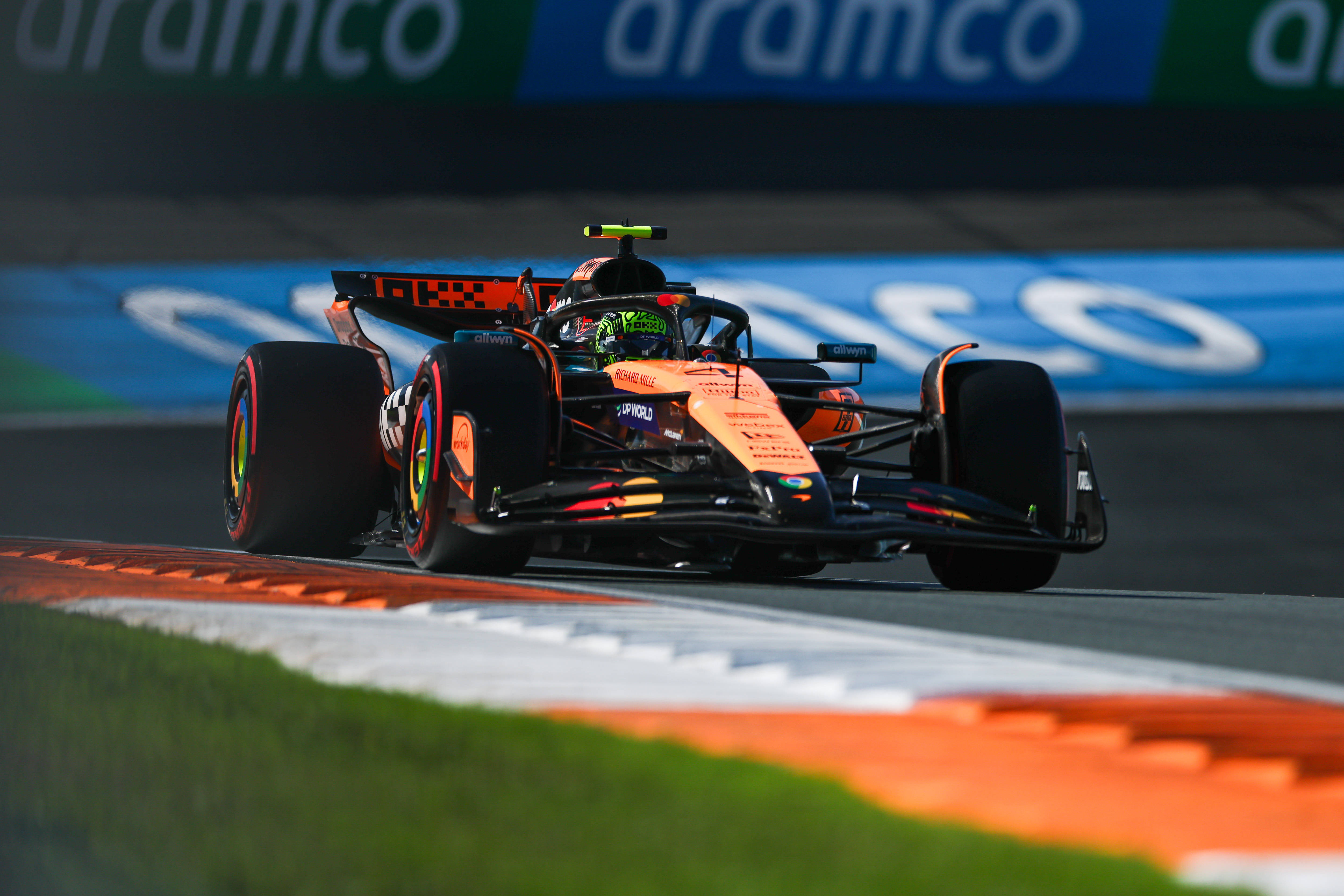 爱游戏娱乐-红牛车队翻盘阿斯顿马丁，皮亚斯特里关键制胜