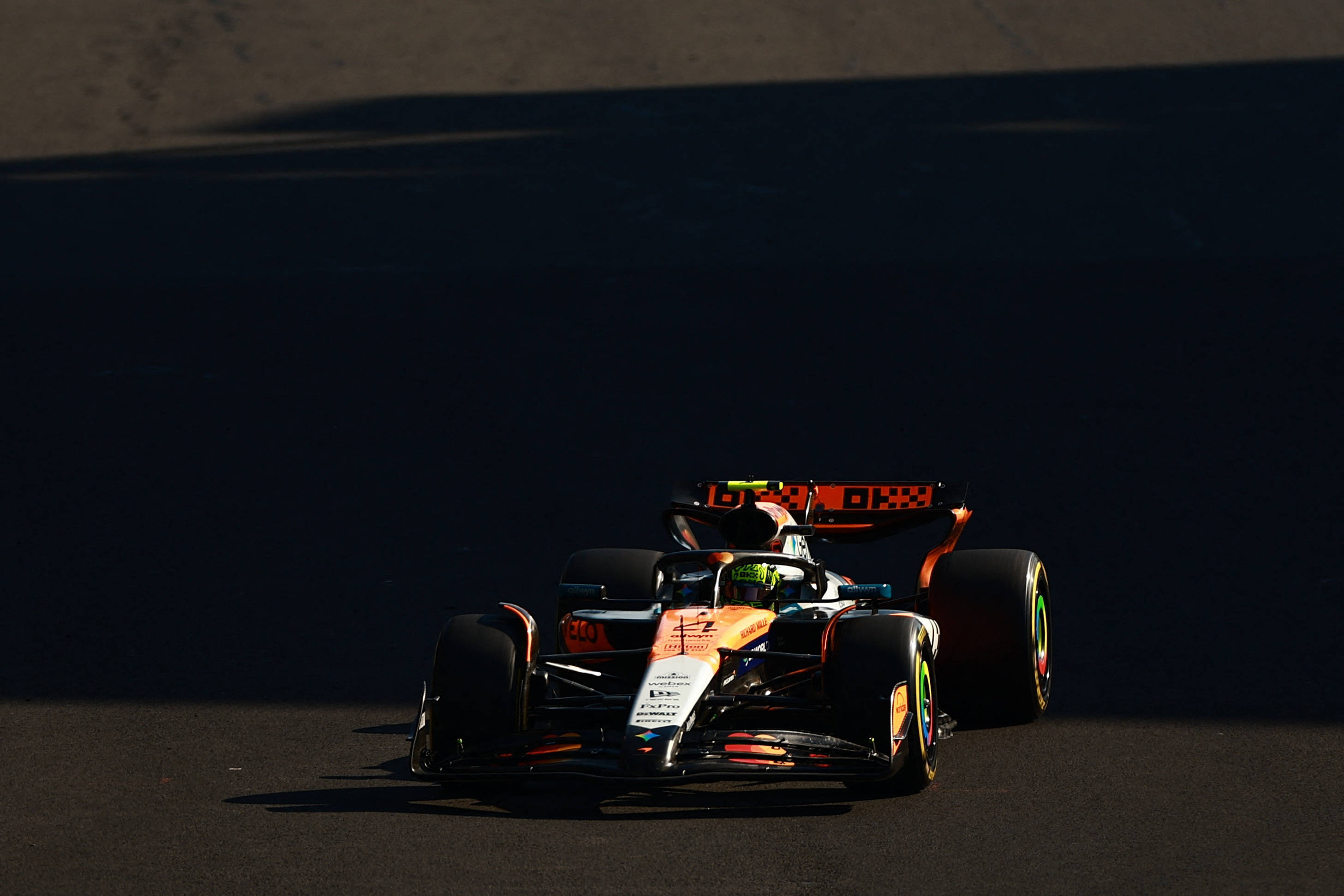 爱游戏官网-红牛车队完胜雷诺车队，诺里斯状态火热